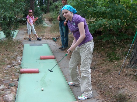 Sommer 2008 - Lydia beim Minigolf